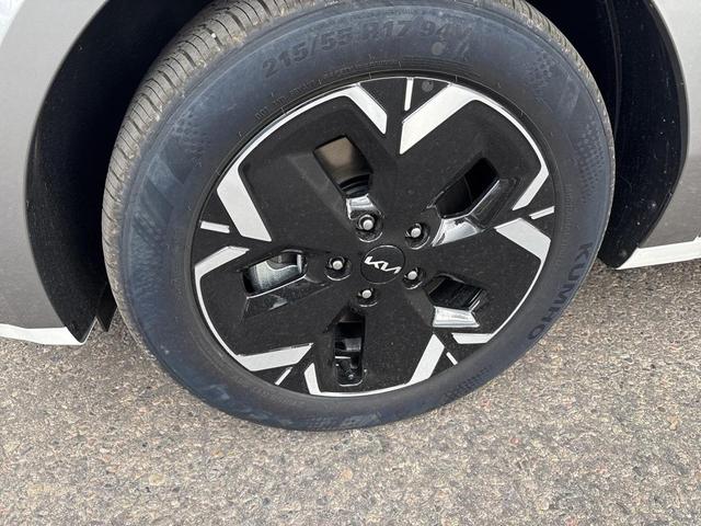 Photo of 2025 Snow White Pearl Kia Niro EV