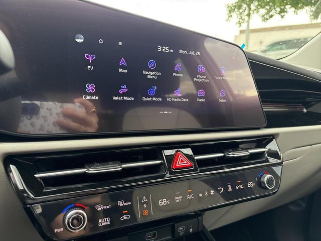 Photo of 2025 Snow White Pearl Kia Niro EV