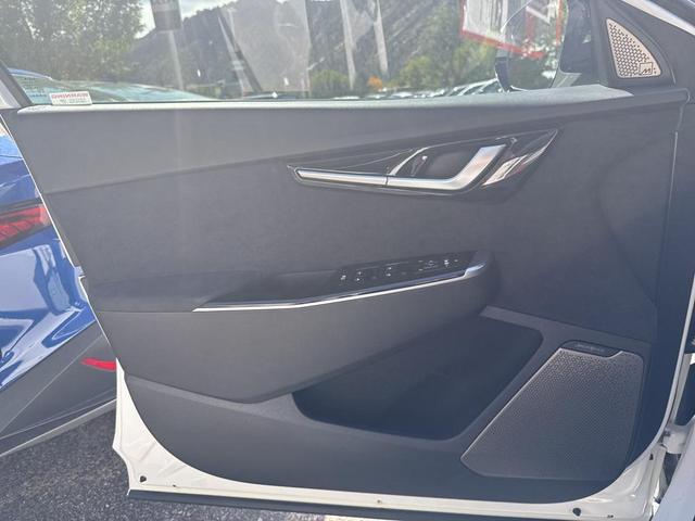 Photo of 2024 Snow White Pearl Kia EV6