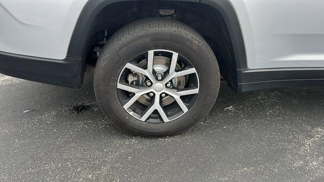 Photo of 2024 Silver Zynith Jeep Grand Cherokee L