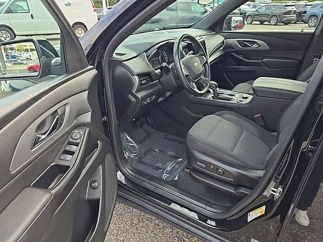Photo of 2023 Mosaic Black Metallic Chevrolet Traverse