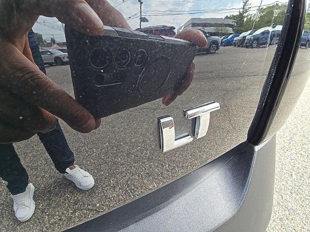 Photo of 2023 Mosaic Black Metallic Chevrolet Traverse