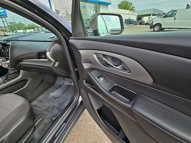Photo of 2023 Mosaic Black Metallic Chevrolet Traverse
