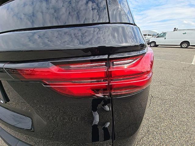 Photo of 2023 Mosaic Black Metallic Chevrolet Traverse