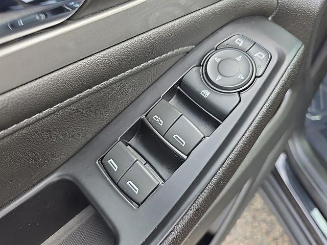 Photo of 2023 Mosaic Black Metallic Chevrolet Traverse