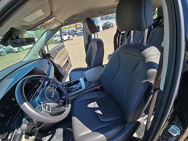 Photo of 2025 Aurora Black Pearl Kia Carnival