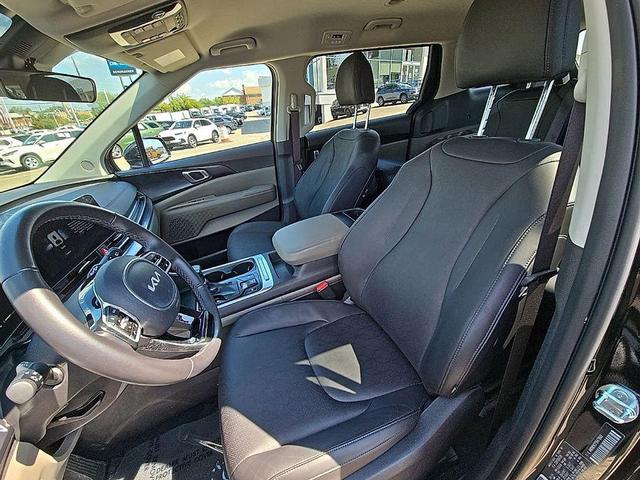 Photo of 2025 Aurora Black Pearl Kia Carnival