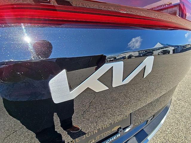 Photo of 2025 Aurora Black Pearl Kia Carnival