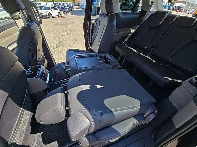 Photo of 2025 Aurora Black Pearl Kia Carnival