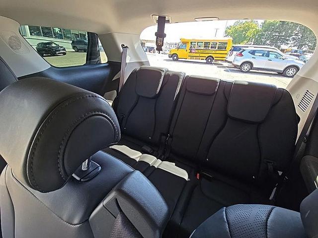 Photo of 2025 Aurora Black Pearl Kia Carnival