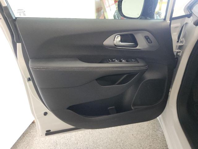 Photo of 2026 Bright White Clearcoat Chrysler Pacifica