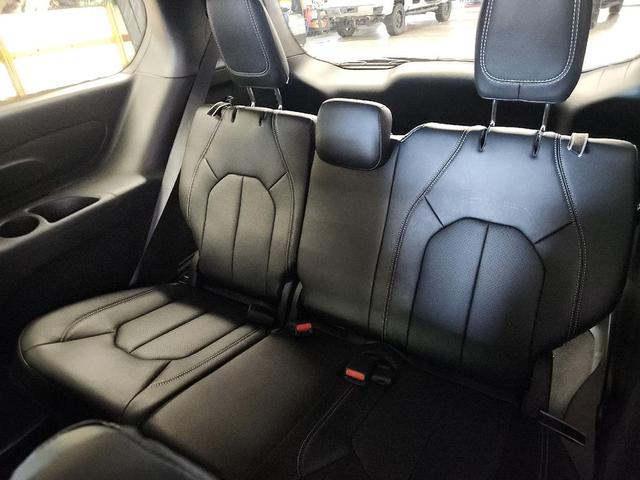 Photo of 2026 Bright White Clearcoat Chrysler Pacifica