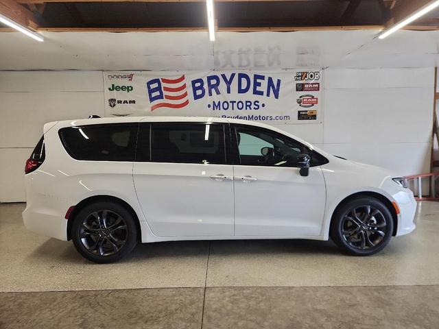 Photo of 2026 Bright White Clearcoat Chrysler Pacifica
