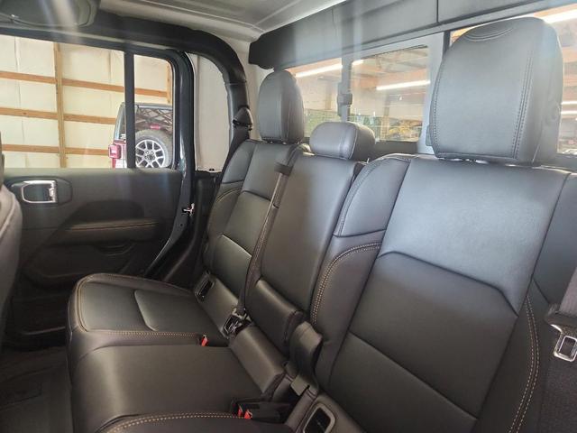 Photo of 2025 ANVIL CLEAR-COAT EXTERIOR PAINT Jeep Gladiator