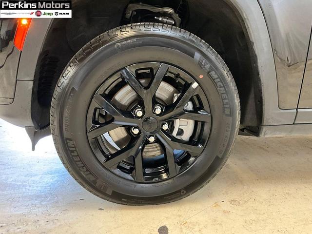 Photo of 2024 Diamond Black Jeep Grand Cherokee L