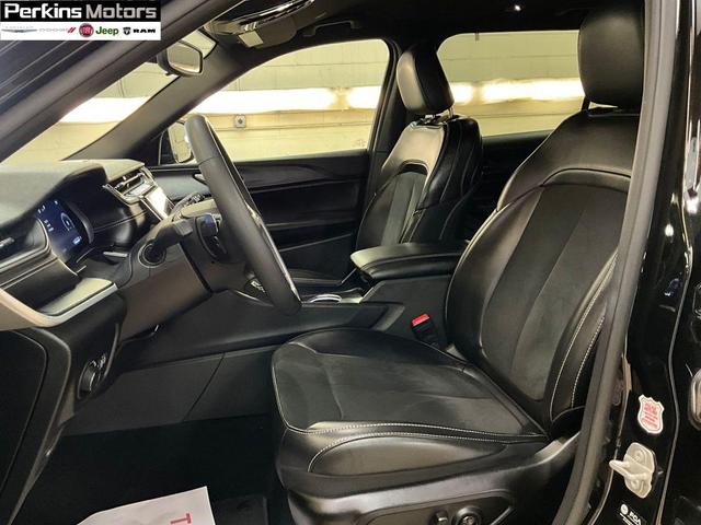 Photo of 2024 Diamond Black Jeep Grand Cherokee L