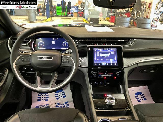 Photo of 2024 Diamond Black Jeep Grand Cherokee L