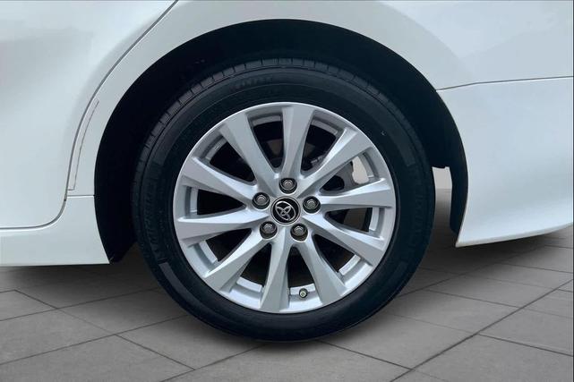 Photo of 2018 Super White Toyota Camry