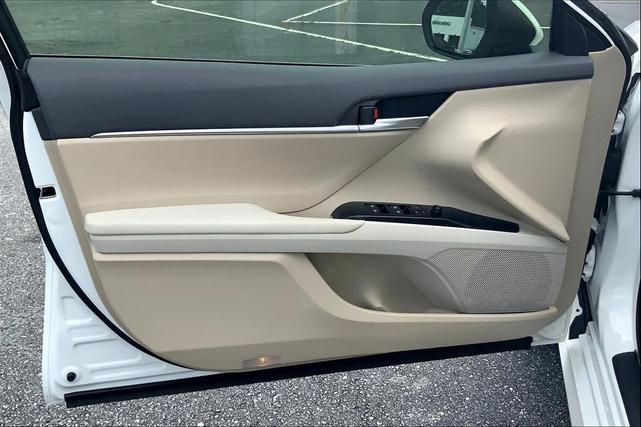 Photo of 2018 Super White Toyota Camry