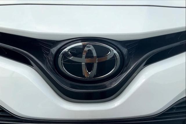 Photo of 2018 Super White Toyota Camry