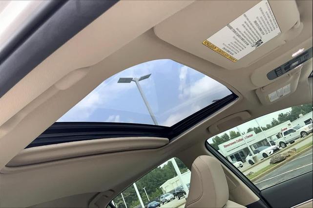 Photo of 2018 Super White Toyota Camry