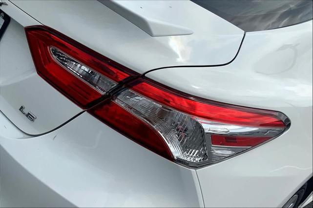 Photo of 2018 Super White Toyota Camry