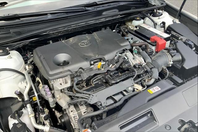 Photo of 2018 Super White Toyota Camry