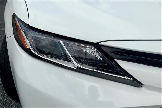 Photo of 2018 Super White Toyota Camry
