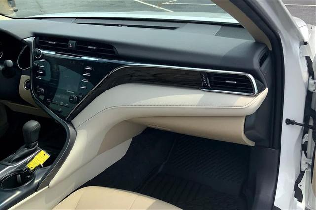 Photo of 2018 Super White Toyota Camry