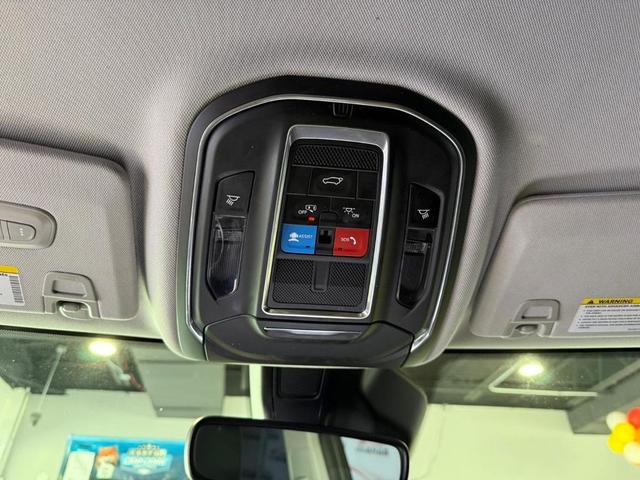Photo of 2023 Diamond Black Crystal Pearlcoat Jeep Grand Cherokee L