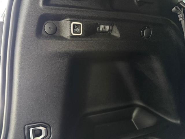 Photo of 2023 Diamond Black Crystal Pearlcoat Jeep Grand Cherokee L
