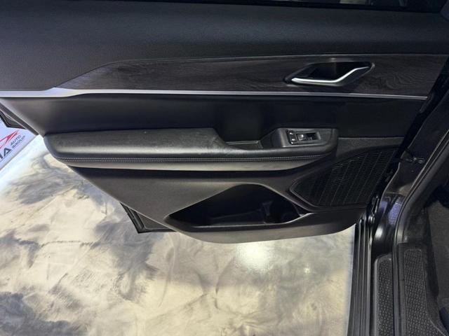 Photo of 2023 Diamond Black Crystal Pearlcoat Jeep Grand Cherokee L
