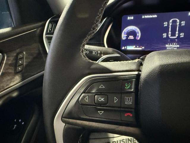Photo of 2023 Diamond Black Crystal Pearlcoat Jeep Grand Cherokee L