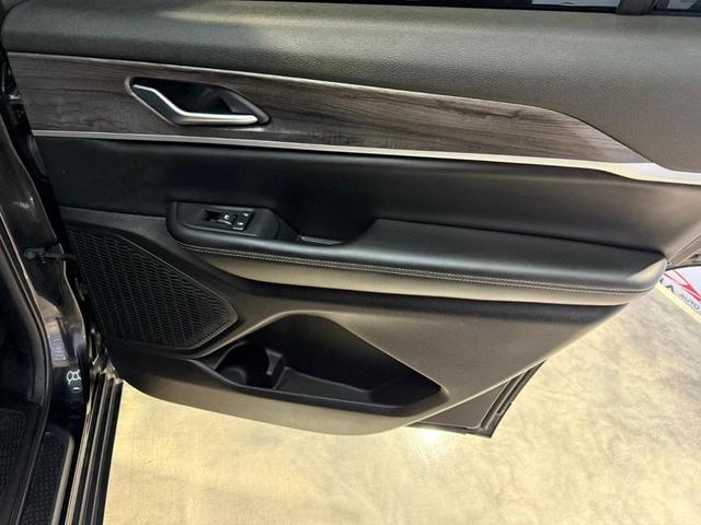 Photo of 2023 Diamond Black Crystal Pearlcoat Jeep Grand Cherokee L