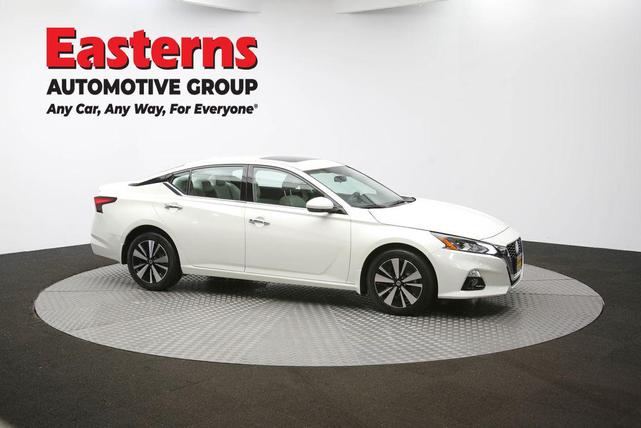 Photo of 2022 Pearl White Tricoat Nissan Altima