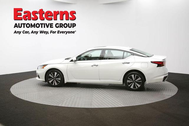 Photo of 2022 Pearl White Tricoat Nissan Altima