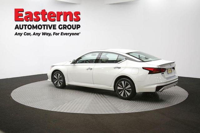 Photo of 2022 Pearl White Tricoat Nissan Altima