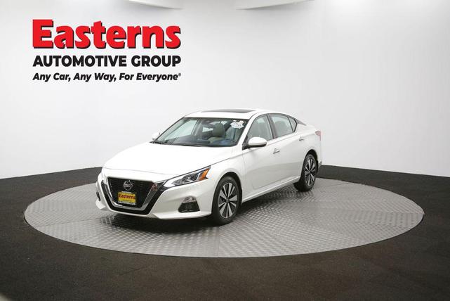 Photo of 2022 Pearl White Tricoat Nissan Altima