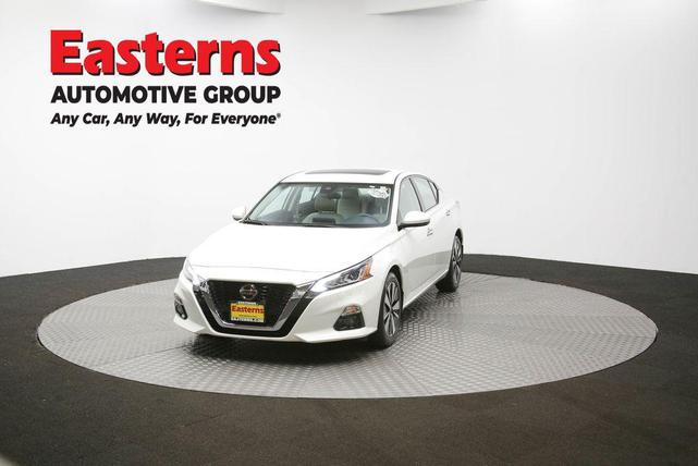 Photo of 2022 Pearl White Tricoat Nissan Altima