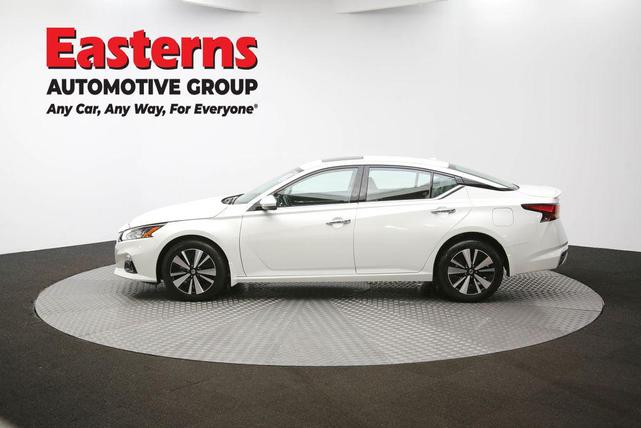 Photo of 2022 Pearl White Tricoat Nissan Altima