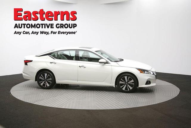 Photo of 2022 Pearl White Tricoat Nissan Altima