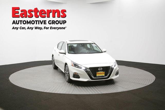 Photo of 2022 Pearl White Tricoat Nissan Altima