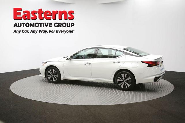 Photo of 2022 Pearl White Tricoat Nissan Altima