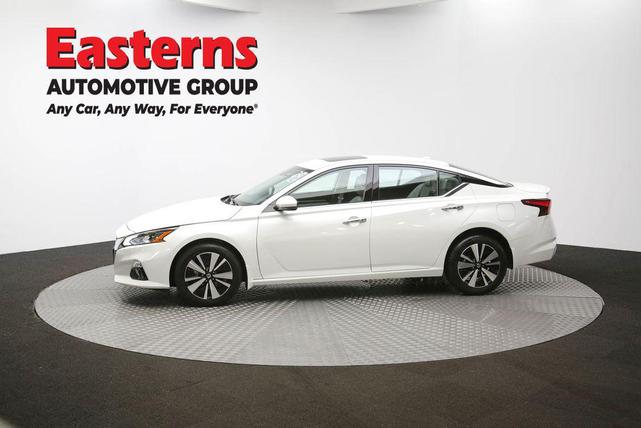 Photo of 2022 Pearl White Tricoat Nissan Altima