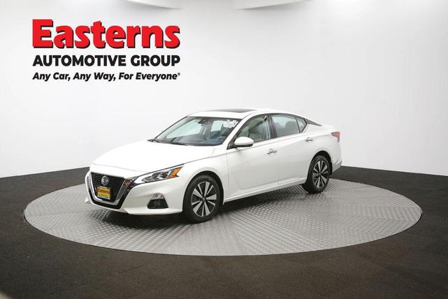 Photo of 2022 Pearl White Tricoat Nissan Altima