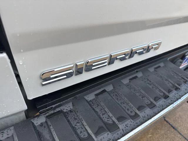 Photo of 2018 White Frost Tricoat GMC Sierra 1500