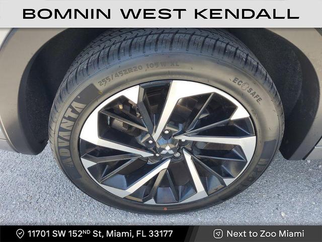 Photo of 2022 Mercury Gray Metallic Mitsubishi Outlander