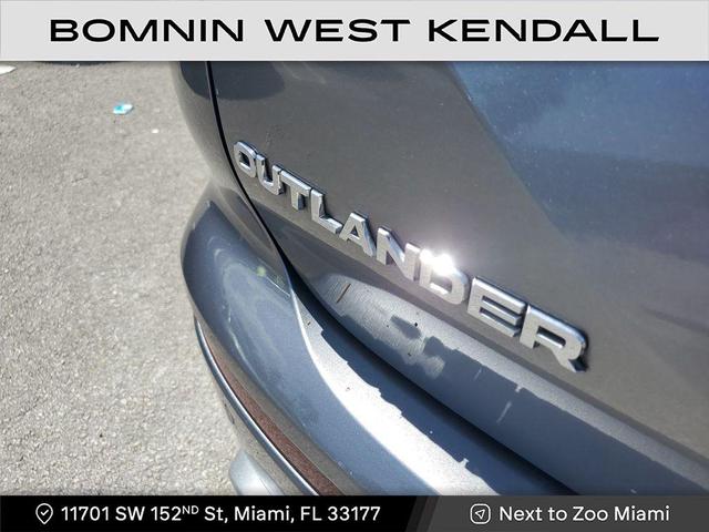 Photo of 2022 Mercury Gray Metallic Mitsubishi Outlander
