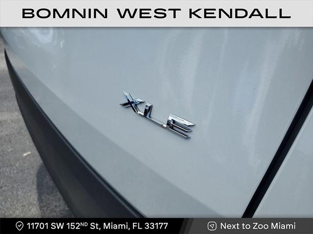 Photo of 2024 White Toyota Grand Highlander Hybrid