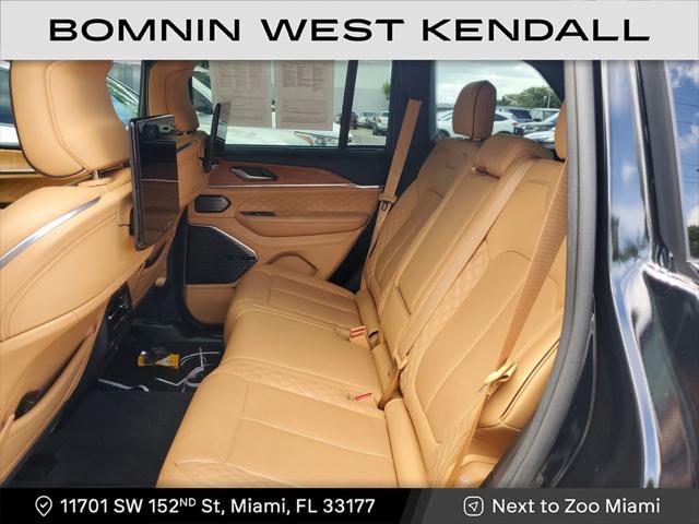 Photo of 2023 Diamond Black Crystal Pearlcoat Jeep Grand Cherokee